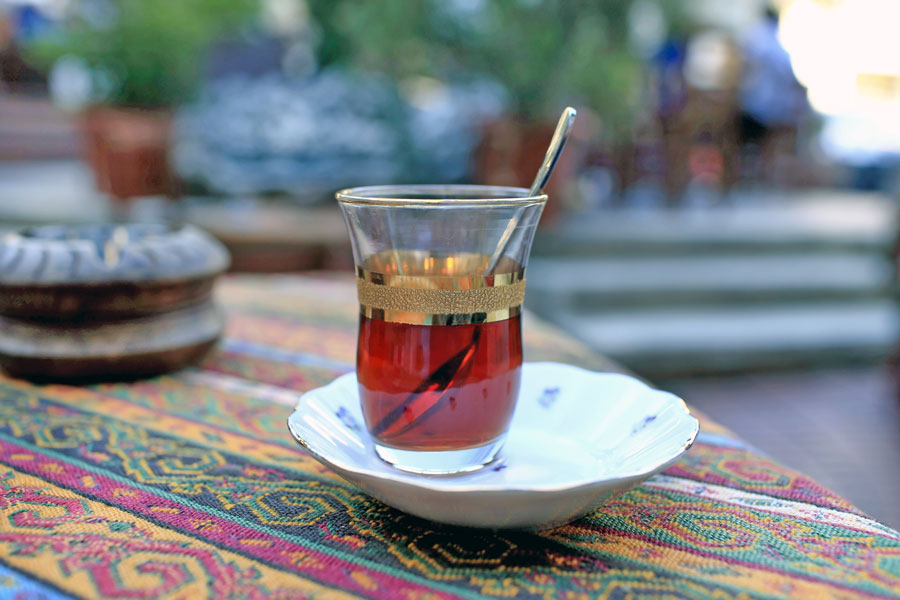 Et glass te på kafé i Dubai